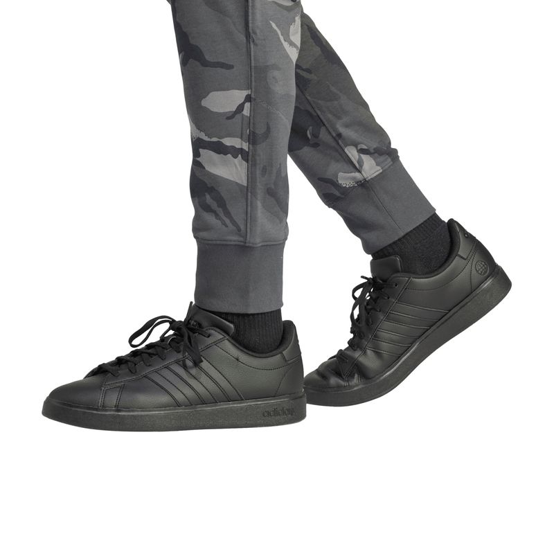 Pantalon-adidas-Seasonal-Essentials-Camo-Is2023-Detalles-1