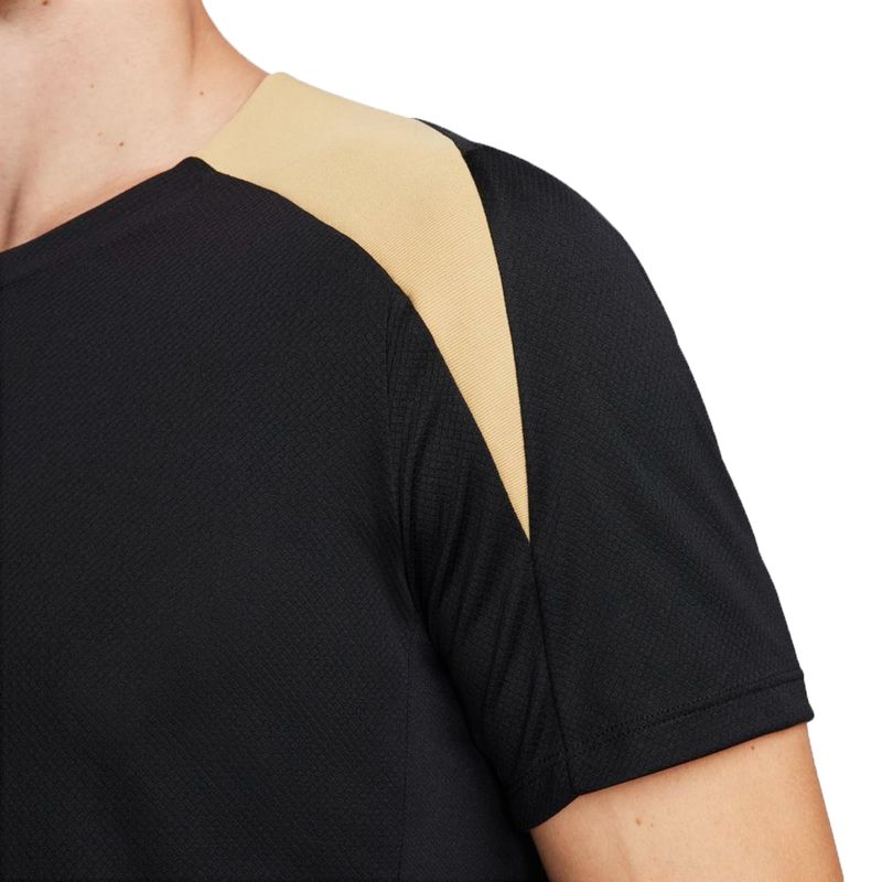 Remera-Nike--Strike-Detalles-1