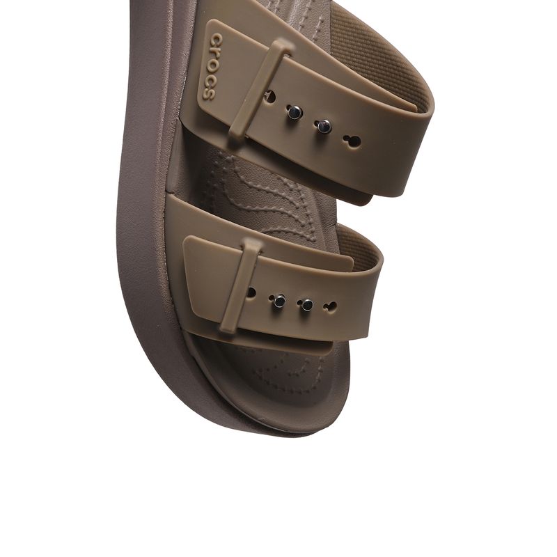 Sandalias-Crocs-Brooklyn-Buckle-Lowwdg-DETALLES-1