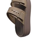 Sandalias-Crocs-Brooklyn-Buckle-Lowwdg-DETALLES-2