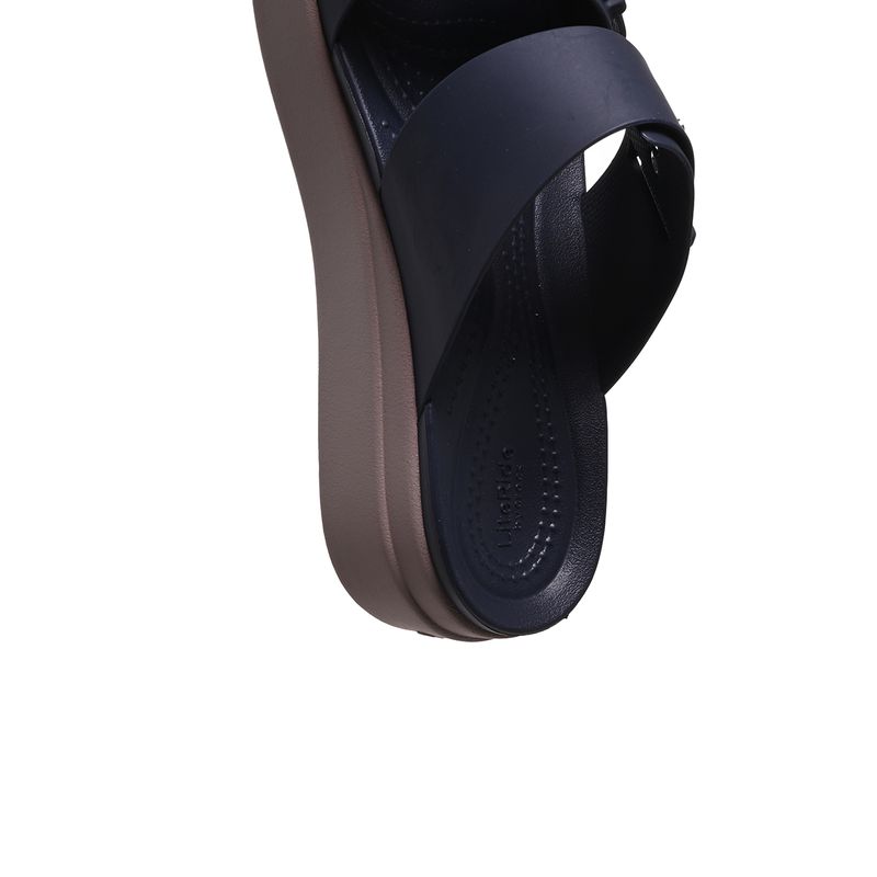 Sandalias-Crocs-Brooklyn-Buckle-Lowwdg-DETALLES-2