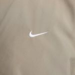 Campera-Rompeviento-Nike-W-Nsw-Essential-Detalles-2