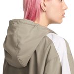 Campera-Rompeviento-Nike-W-Nsw-Essential-Detalles-4