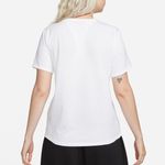 Remera-Nike-Club-Essentials-Espalda
