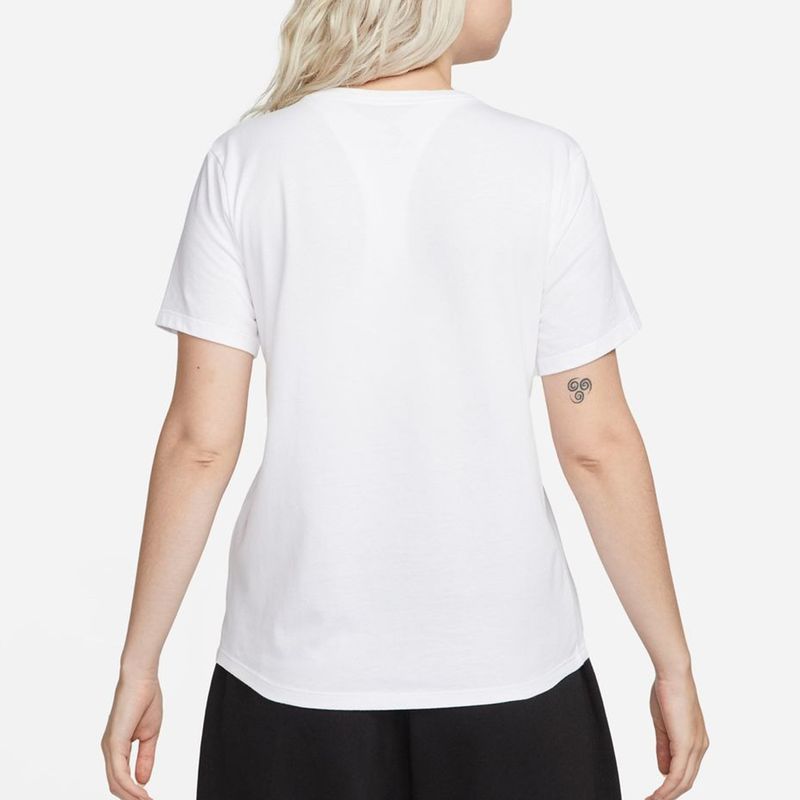 Remera-Nike-Club-Essentials-Espalda