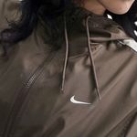 Campera-Rompeviento-Nike-W-Nsw-Essential-Lateral