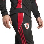 Conjunto-adidas-River-Plate-2025-Detalles-4