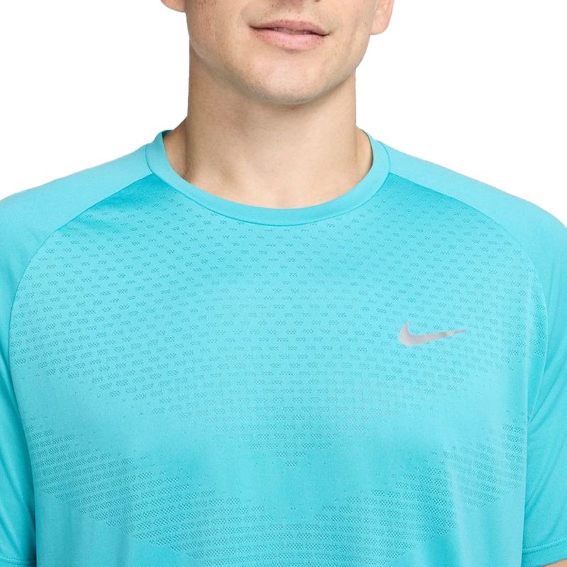 Remera-Nike-Stride-Lateral