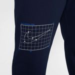 Pantalón Nike  Club Moon Gfx Hombre Detalles 1