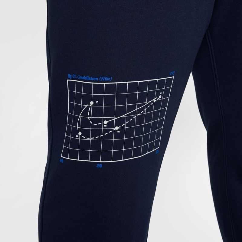 Pantalón Nike  Club Moon Gfx Hombre Detalles 1