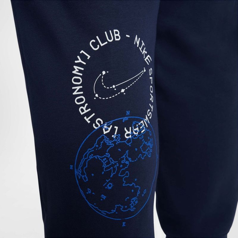 Pantalón Nike  Club Moon Gfx Hombre Detalles 2