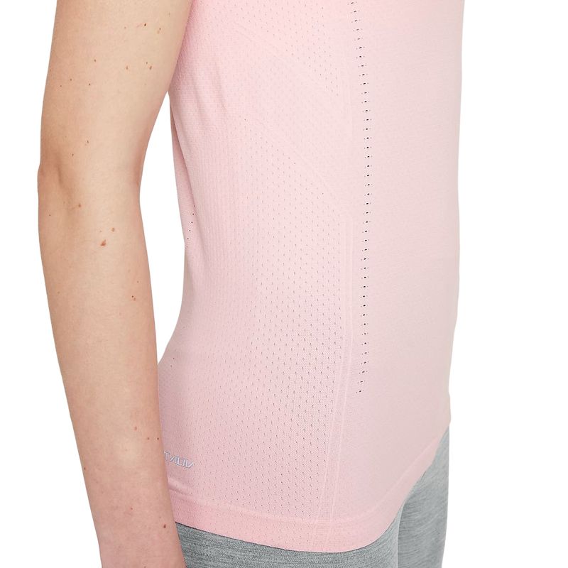 Remera-Nike-W--Adv-Aura-Slim-Detalles-2